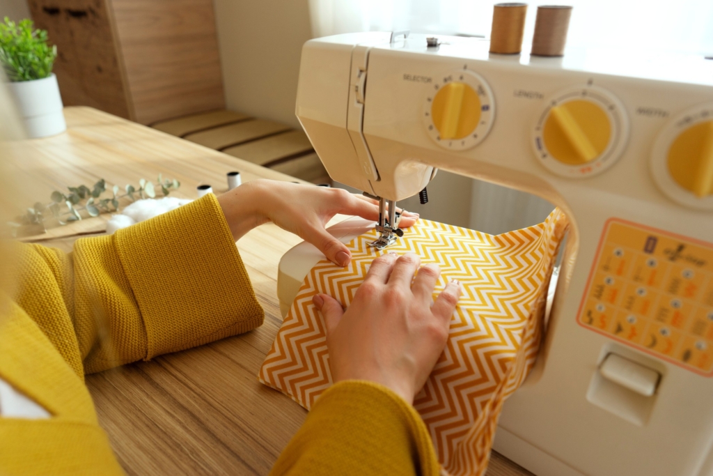 画像に alt 属性が指定されていません。ファイル名: sewing-woman-fabric-fashion-machine-tailor-design-clothing-cloth-industry-sew-material-thread-work_t20_A9xa7W-1024x683.jpg