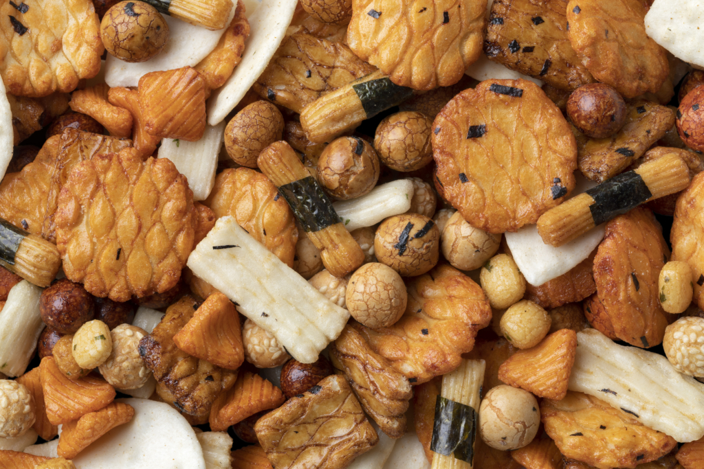 画像に alt 属性が指定されていません。ファイル名: bowl-with-japanese-rice-crackers-senbei-close-up-1024x683.jpg