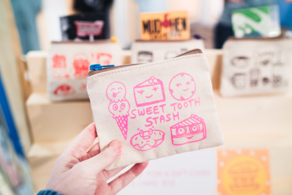 画像に alt 属性が指定されていません。ファイル名: pink-handmade-small-crafts-canvas-sweet-tooth-bage_t20_NQxn87-1024x684.jpg